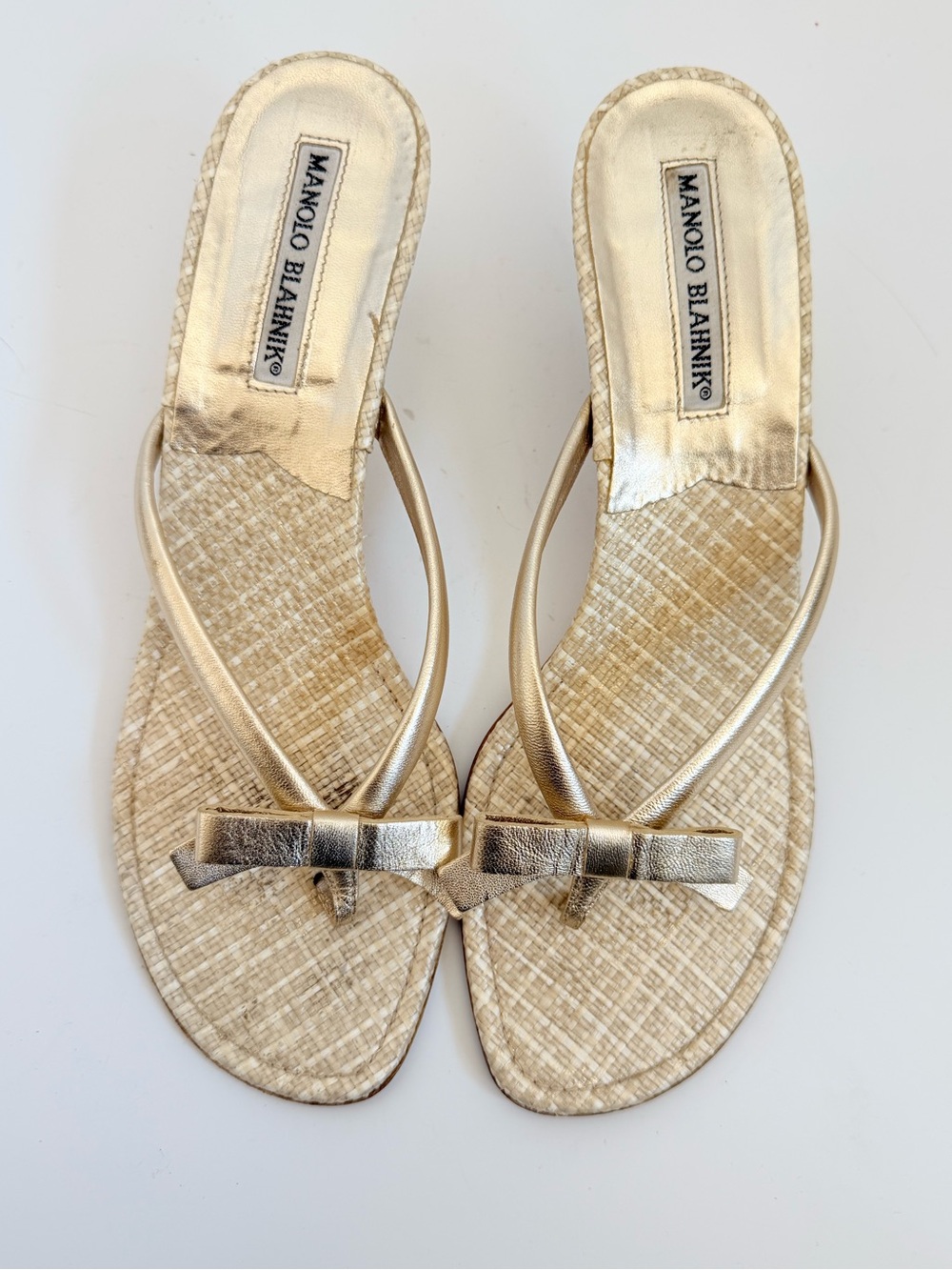 Manolo Blahnik Vintage Y2K Gold Raffia Bow Thong Kitten Heel Sandals 38 - Picture 2 of 9